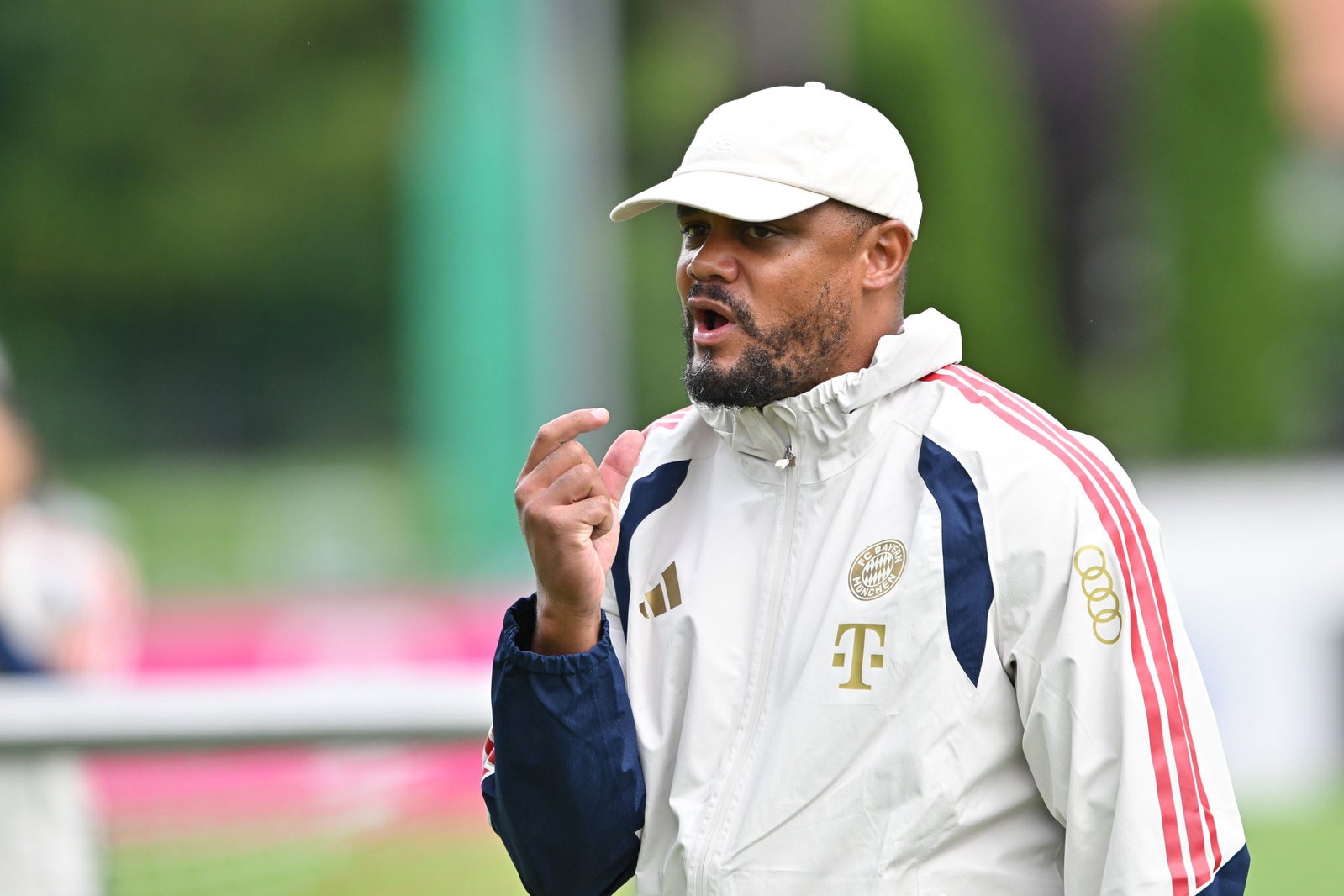 Trainer Vincent Kompany muss sich noch gedulden, bis sein Team komplett ist. 