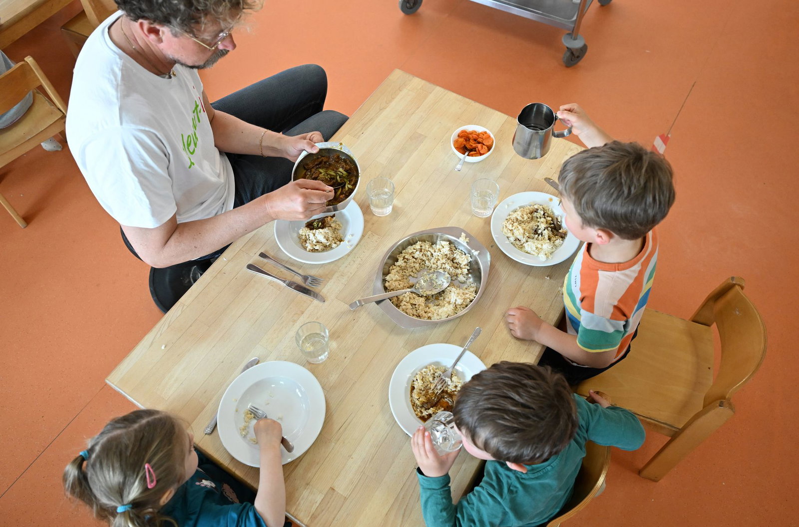 Auch für gemeinsames Mittagessen in Kita oder Schulen stellt das Bildungs- und Teilhabepakets Gelder zur Verfügung. Laut einer Analyse aber werden sie zu wenig abgerufen. (Archivbild)