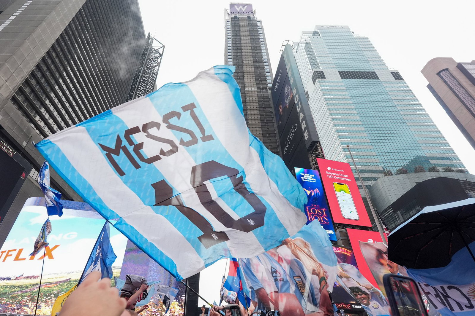 Argentinische Fans stimmen sich am Times Square auf das Finale ein. 