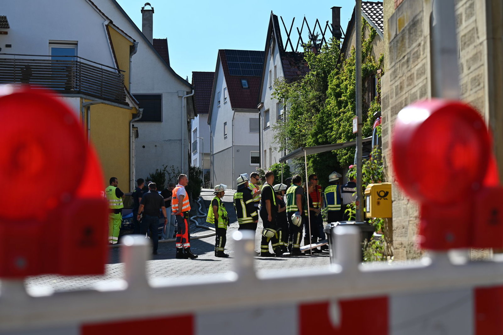 In Ingersheim soll ein Bewohner den Dachstuhl seines Hauses angezündet haben und Brandsätze geworfen haben.