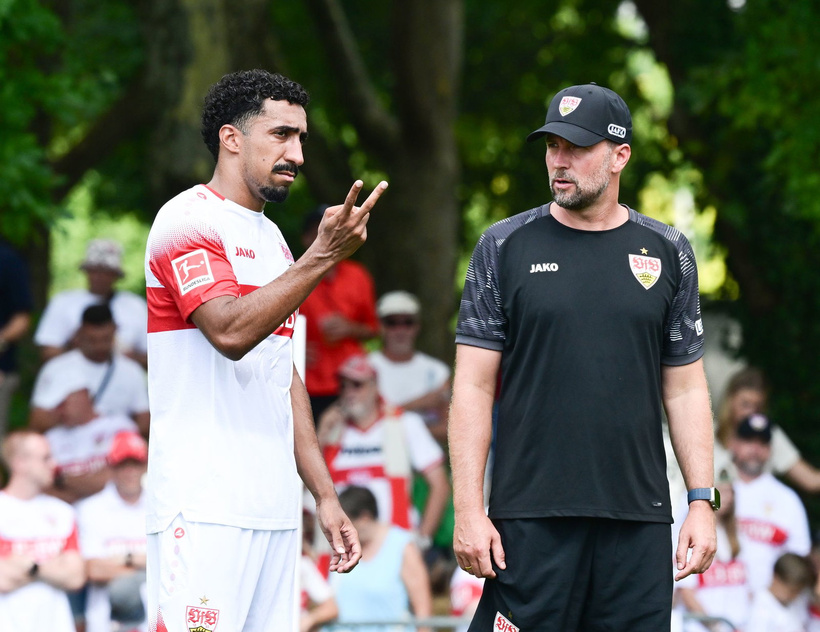 VfB-Trainer Hoeneß (r) freute sich in Hollenbach auch über ein Tor von Angreifer Tiago Tomás.
