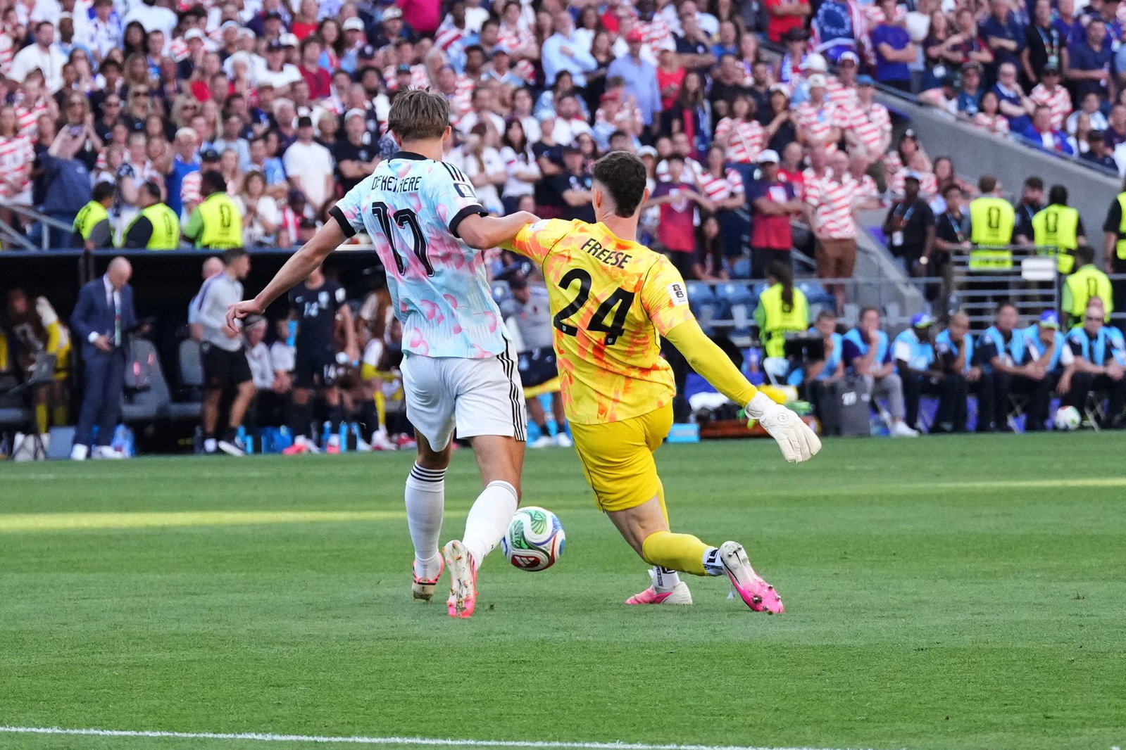 US-Keeper Freese leistete sich einen bösen Patzer.