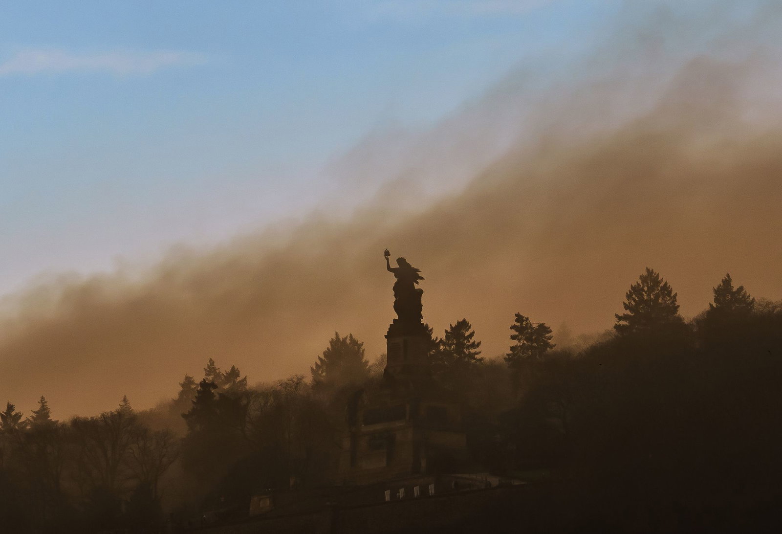 Zwischen Montagabend und Dienstagmorgen soll das Denkmal beschmiert worden sein. (Symbolbild)