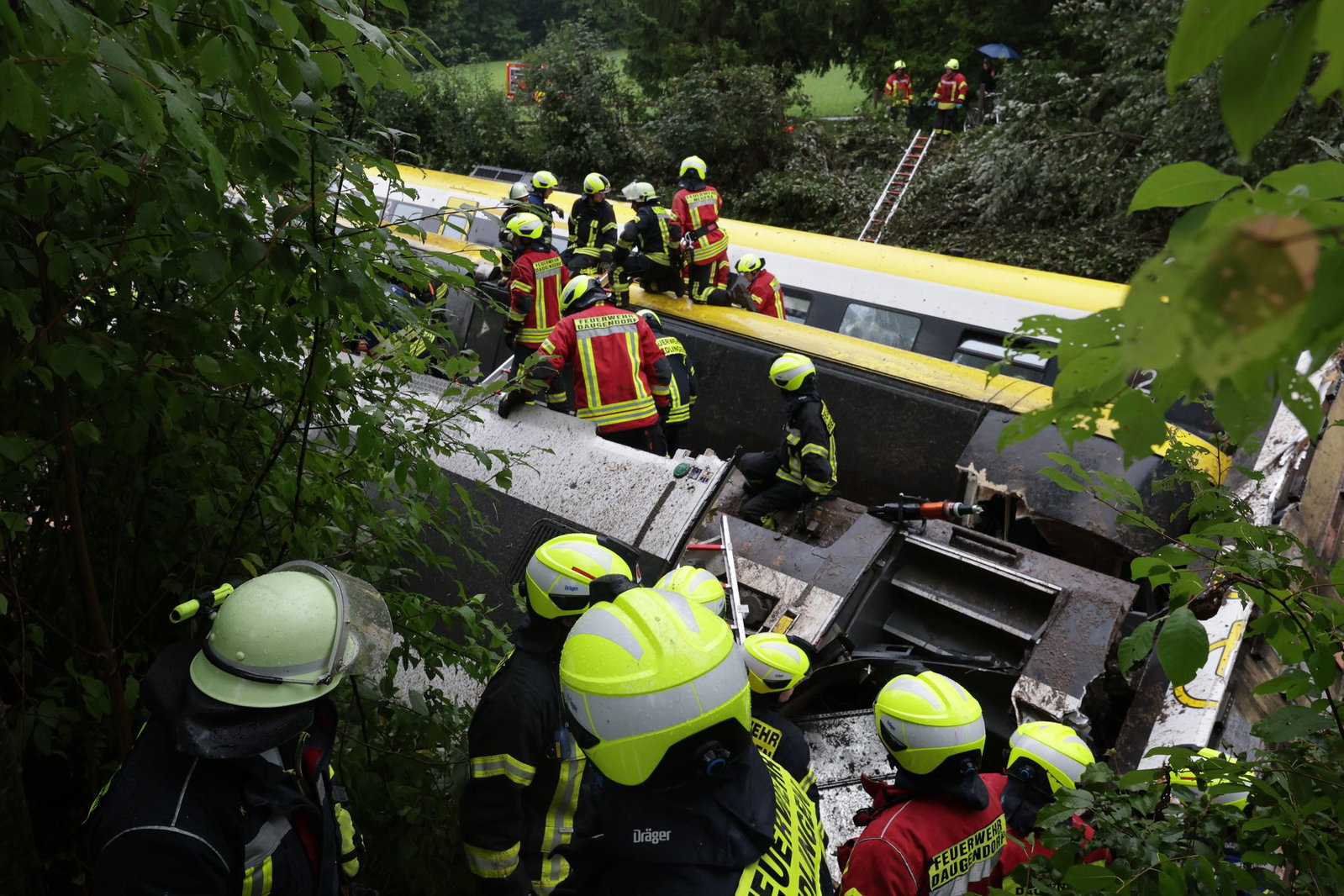 Die Rettungskräfte mussten die Verletzten aus dem Zug bergen. (Archivbild) 