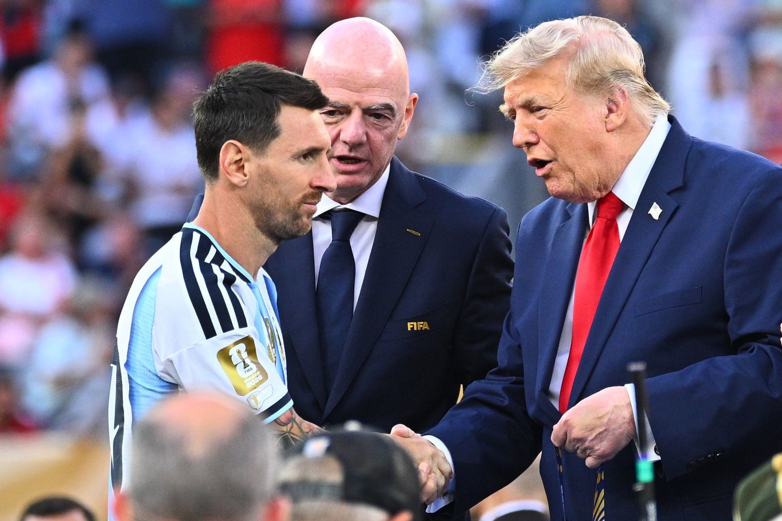 Donald Trump (r) ehrt Lionel Messi. 