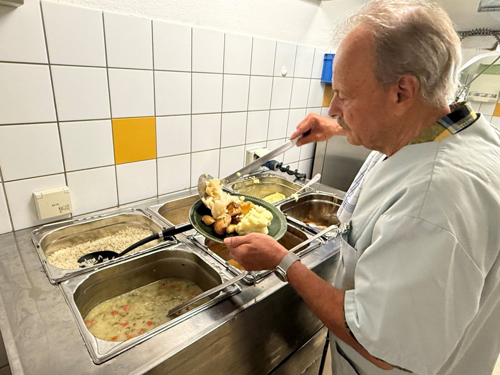 Es wird so lange Essen ausgegeben, bis der Wärmewagen leer ist.