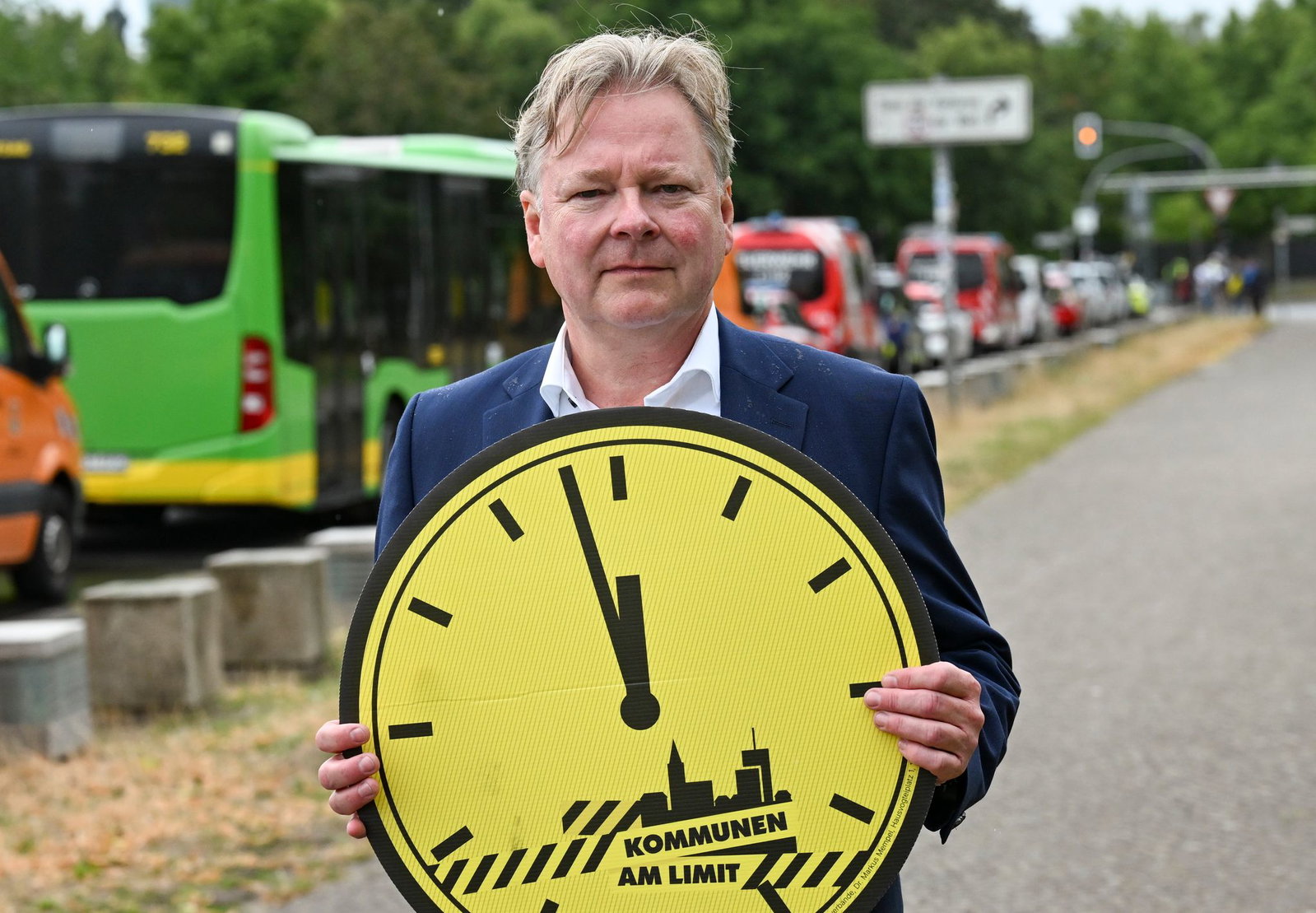 Der Oberbürgermeister von Oberhausen, Thorsten Berg (SPD), bei einer Demonstration von Städten und Kommunen für mehr finanzielle Unterstützung durch den Bund.