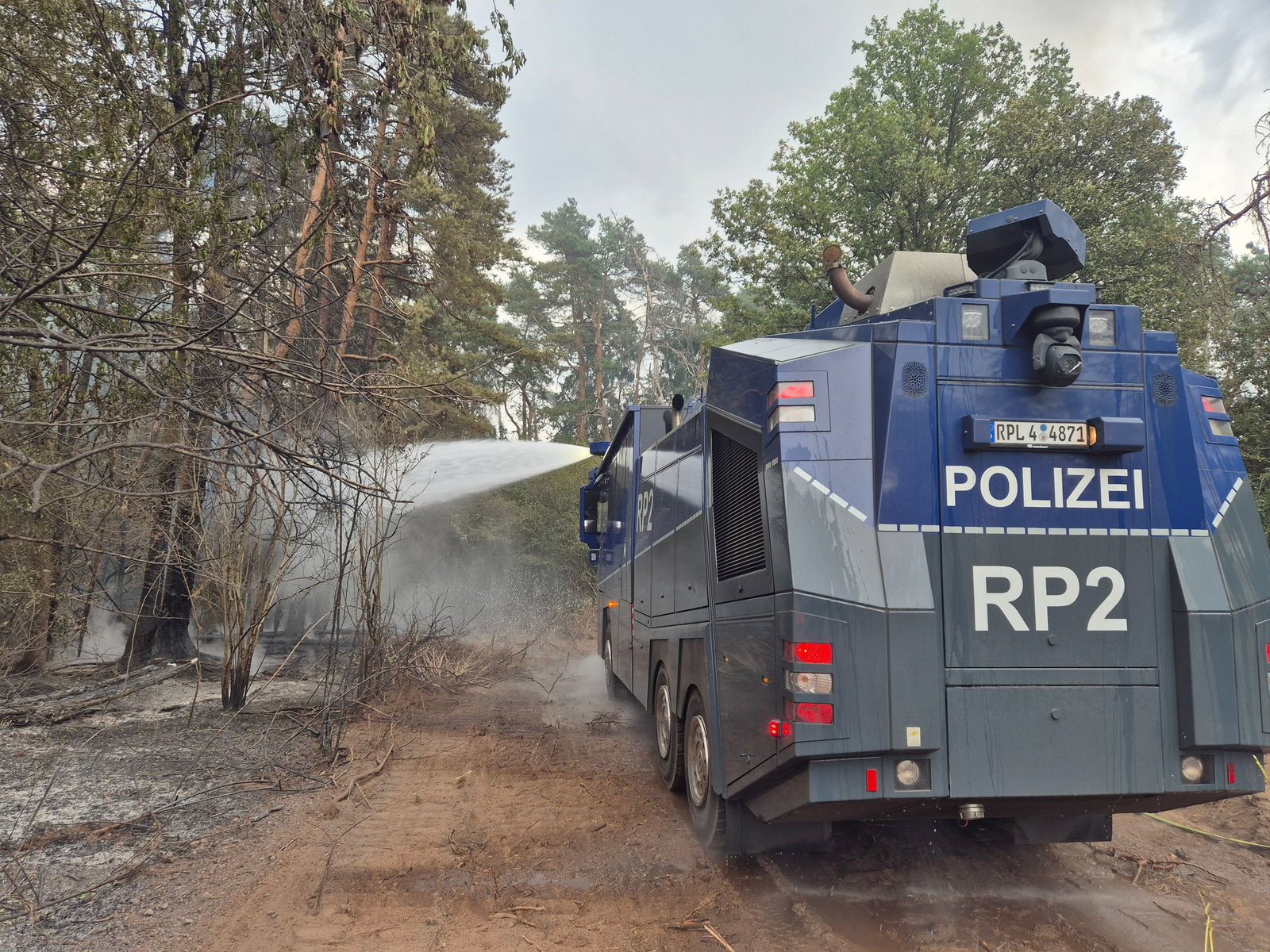 Zur Brandbekämpfung waren Wasserwerfer der Polizei vor Ort. Auch Panzer der Bundeswehr wurden eingesetzt. 