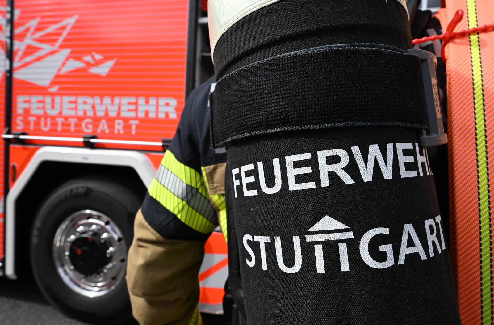 Feuerwehrleute löschen die Flammen in dem Restaurant. (Symbolbild)