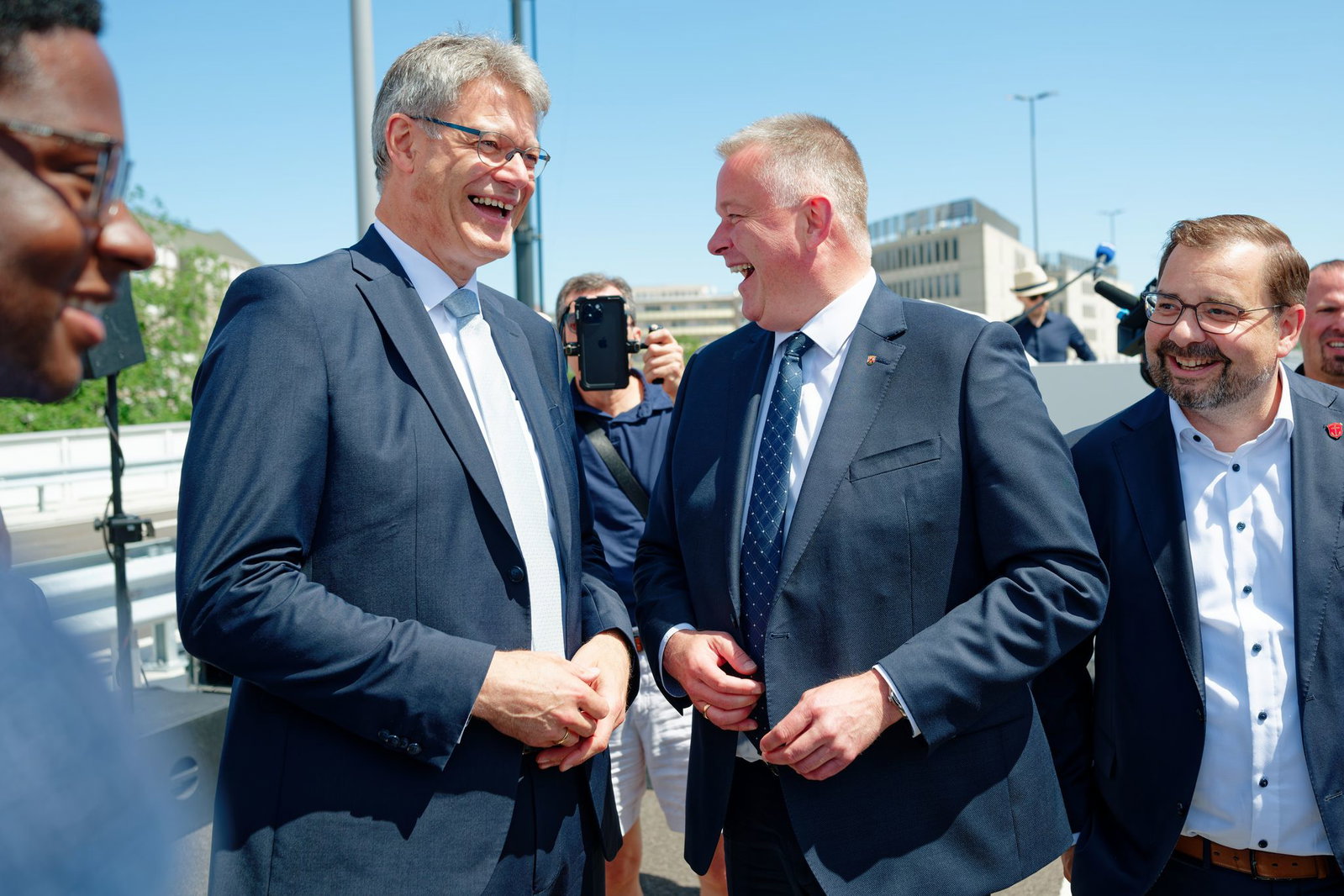 Mit den Brüdern Gordon (2. von rechts) und Patrick (2. von links) Schnieder kam Politprominenz zur Eröffnung.