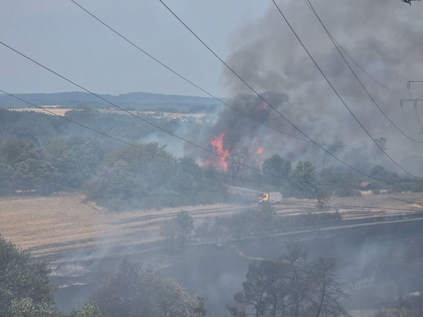 Um die 200 Feuerwehrleute und andere Einsatzkräfte sind vor Ort und bekämpfen die Flammen.