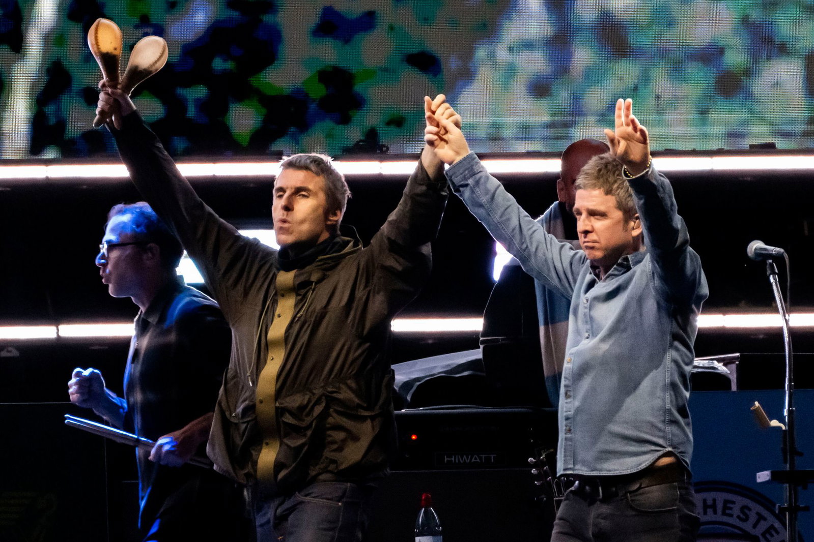 Liam Gallagher (l) und Noel Gallagher bei einem gemeinsamen Konzert in Toronto nach ihrer Wiedervereinigung. (Archivbild)