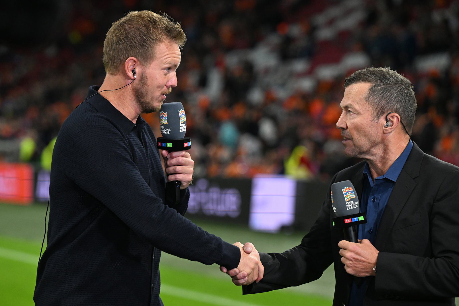 Lothar Matthäus (r) schüttelt Julian Nagelsmann die Hand. (Archivbild)