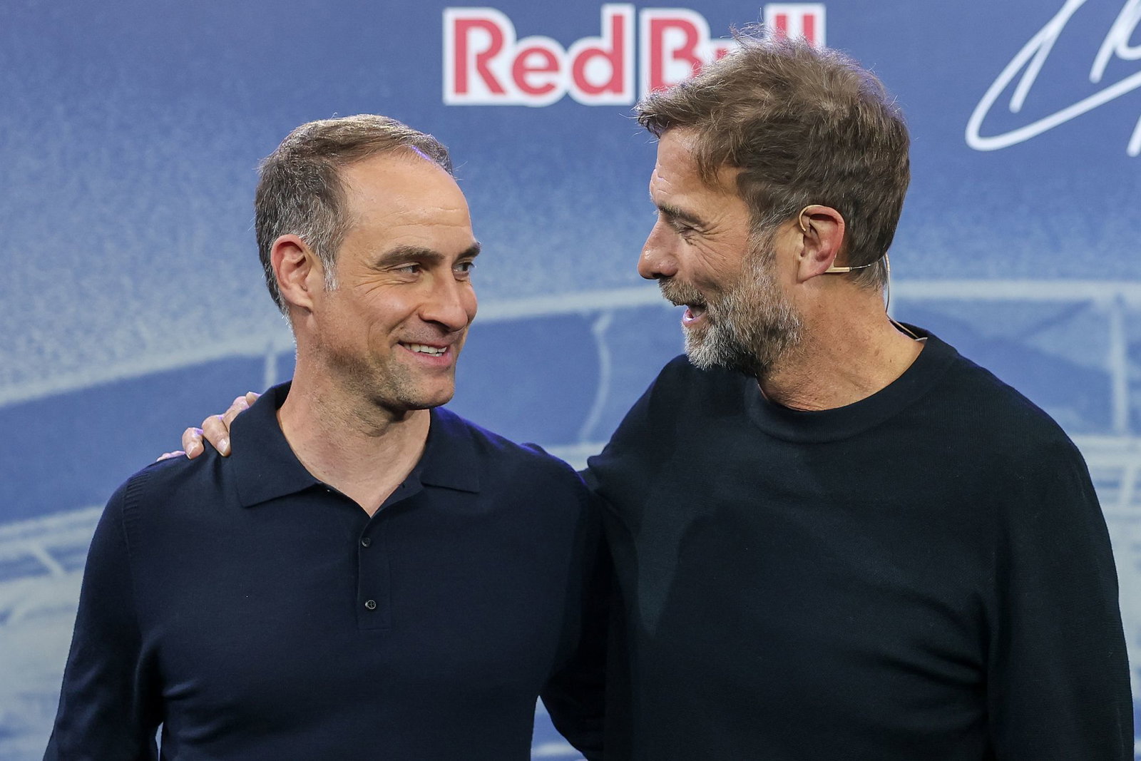 Red Bull-Geschäftsführer Oliver Mintzlaff (l) hält den Schlüssel in der Hand. (Archivbild) 