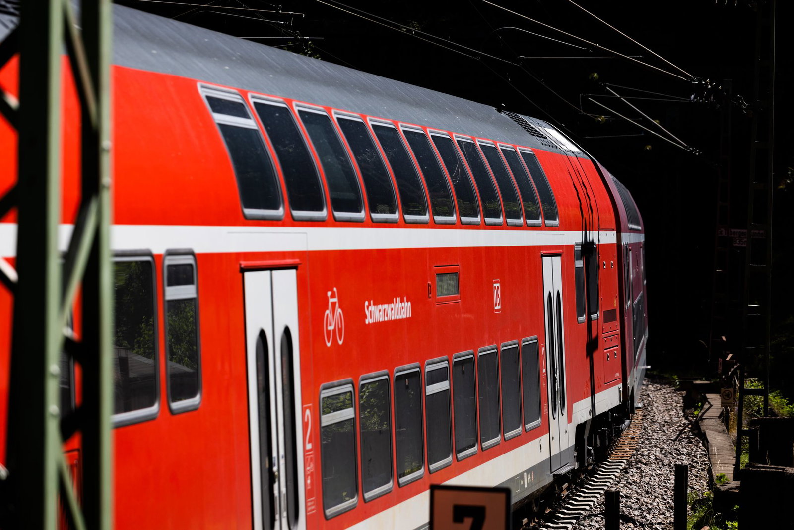 Ein Zug der Schwarzwaldbahn kollidierte bei Gegenbach mit einem Auto. (Symbolbild)