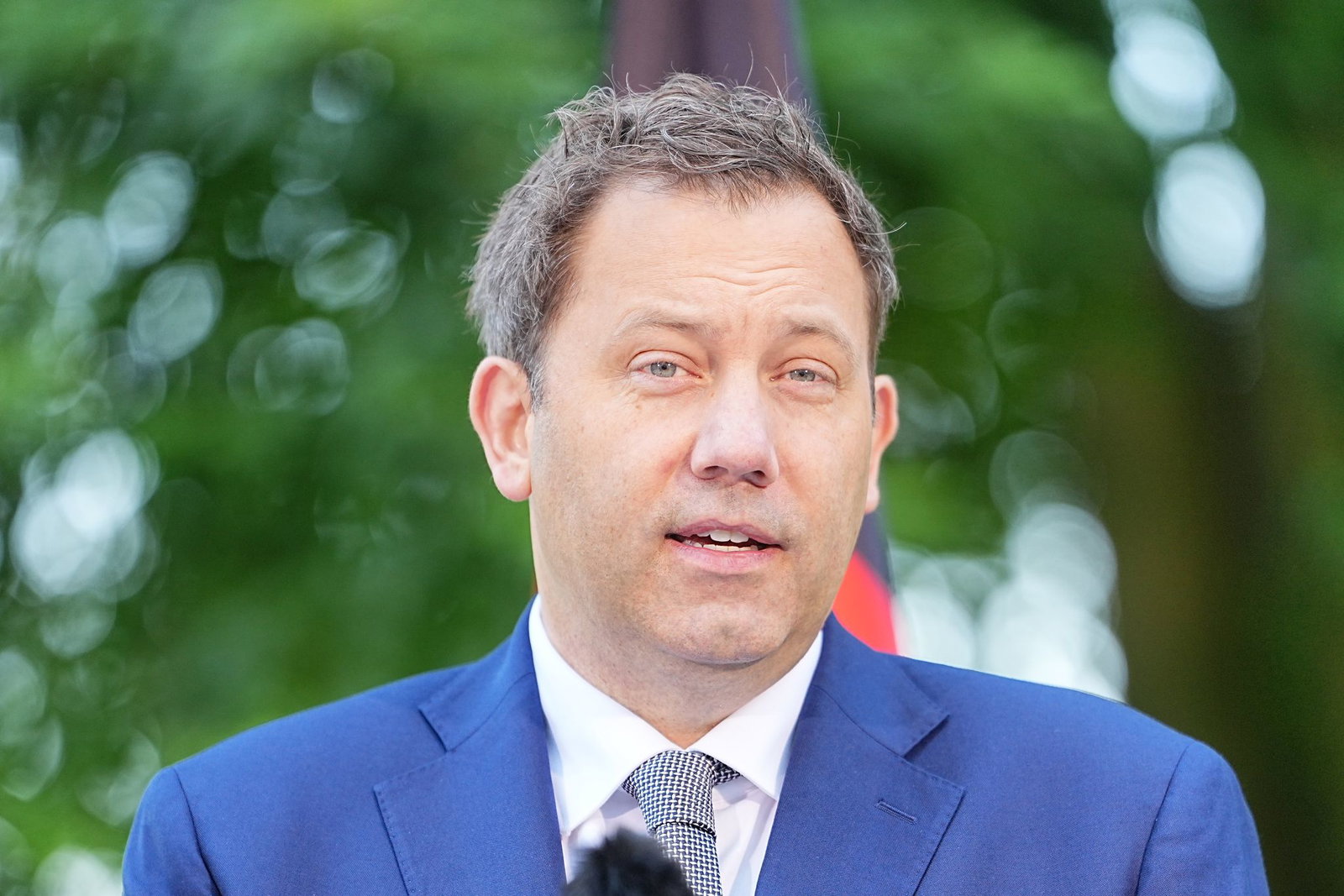 Finanzminister Klingbeil muss in die Rücklage greifen, um eine Milliarden-Lücke zu schließen. (Archivbild)