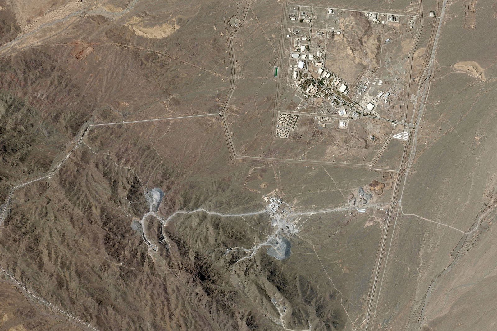 Die iranische Urananreicherungsanlage in Natans (r) und die im Bau befindliche Anlage, die als «Pickaxe Mountain» bekannt ist, südlich davon. 