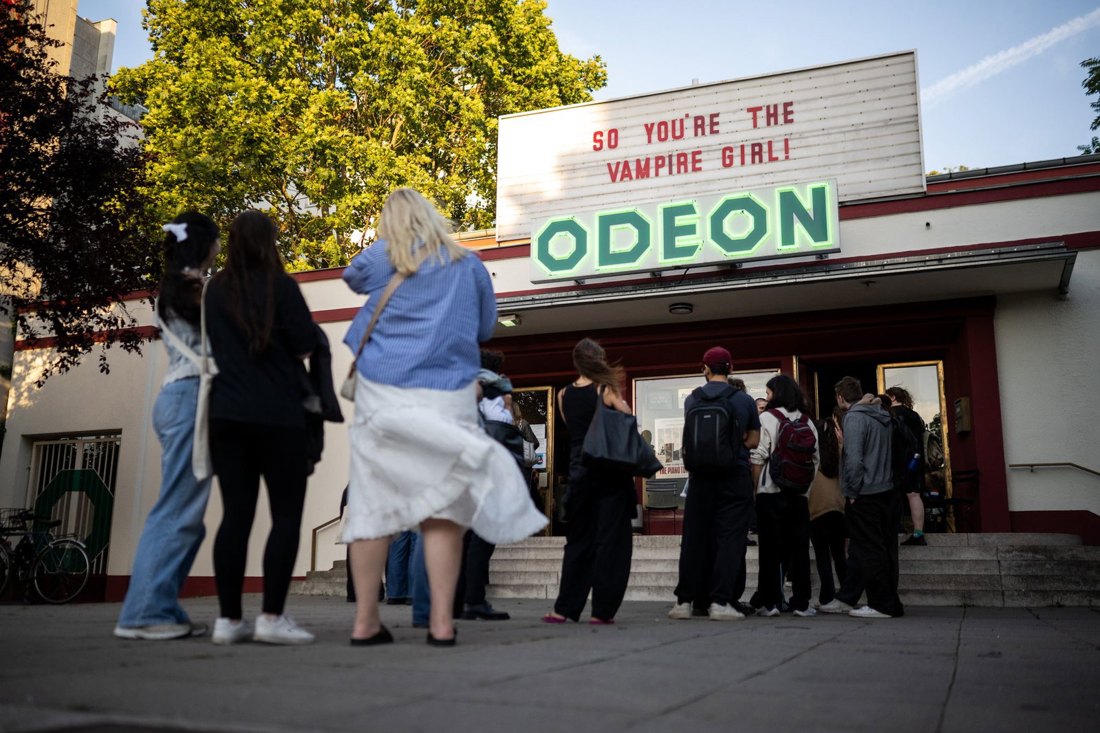 Besucher stehen vor einer Vorführung der «Bis(s) zum Abspann»-Reihe, die die Filme der «Twilight»-Saga zeigt, vor dem Odeon-Kino der Yorck Kinogruppe.