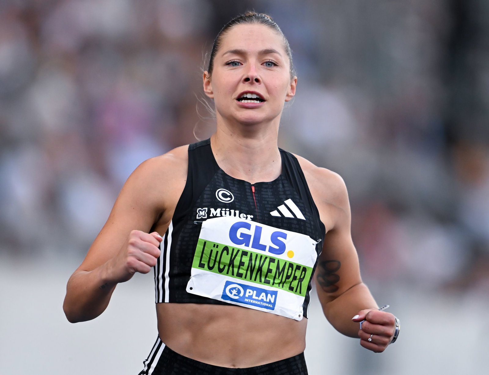 Gina Lückenkemper berichtete nach dem 100-Meter-Finale von einem Zeckenbiss in den Hinterkopf.