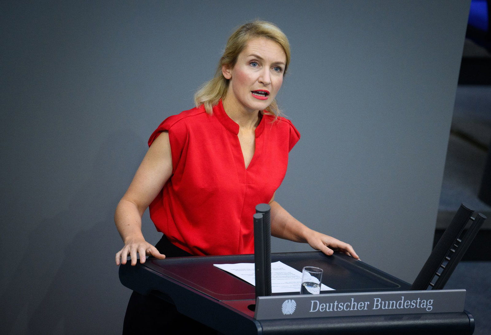 Statt Sanktionen brauche es eine bessere Ausstattung für die Jobcenter, meint die Linken-Chefin Ines Schwerdtner. (Archivbild) 