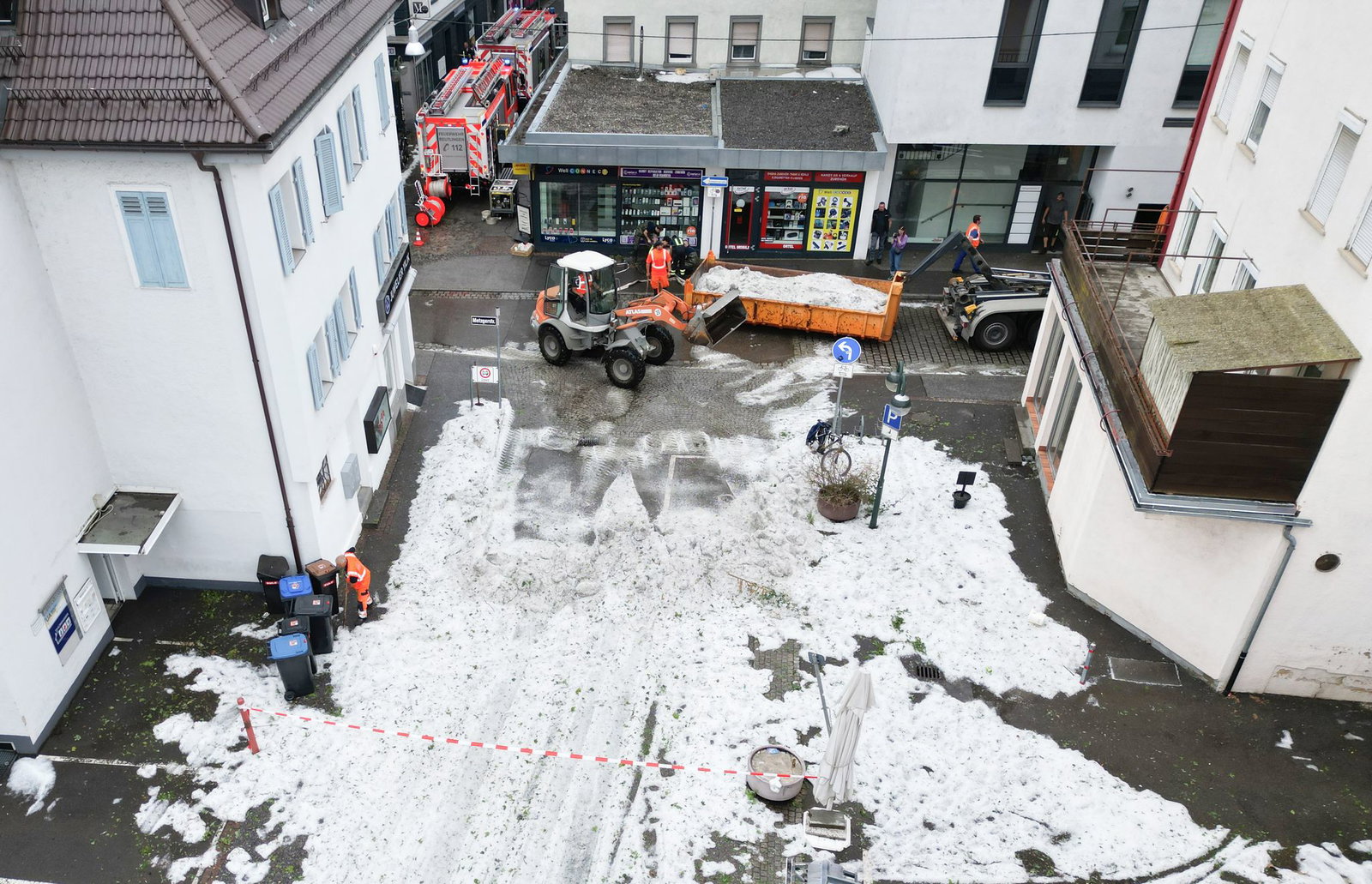 Die Mitarbeiter der Stadtreinigung sind mit den Aufräumarbeiten beschäftigt. 