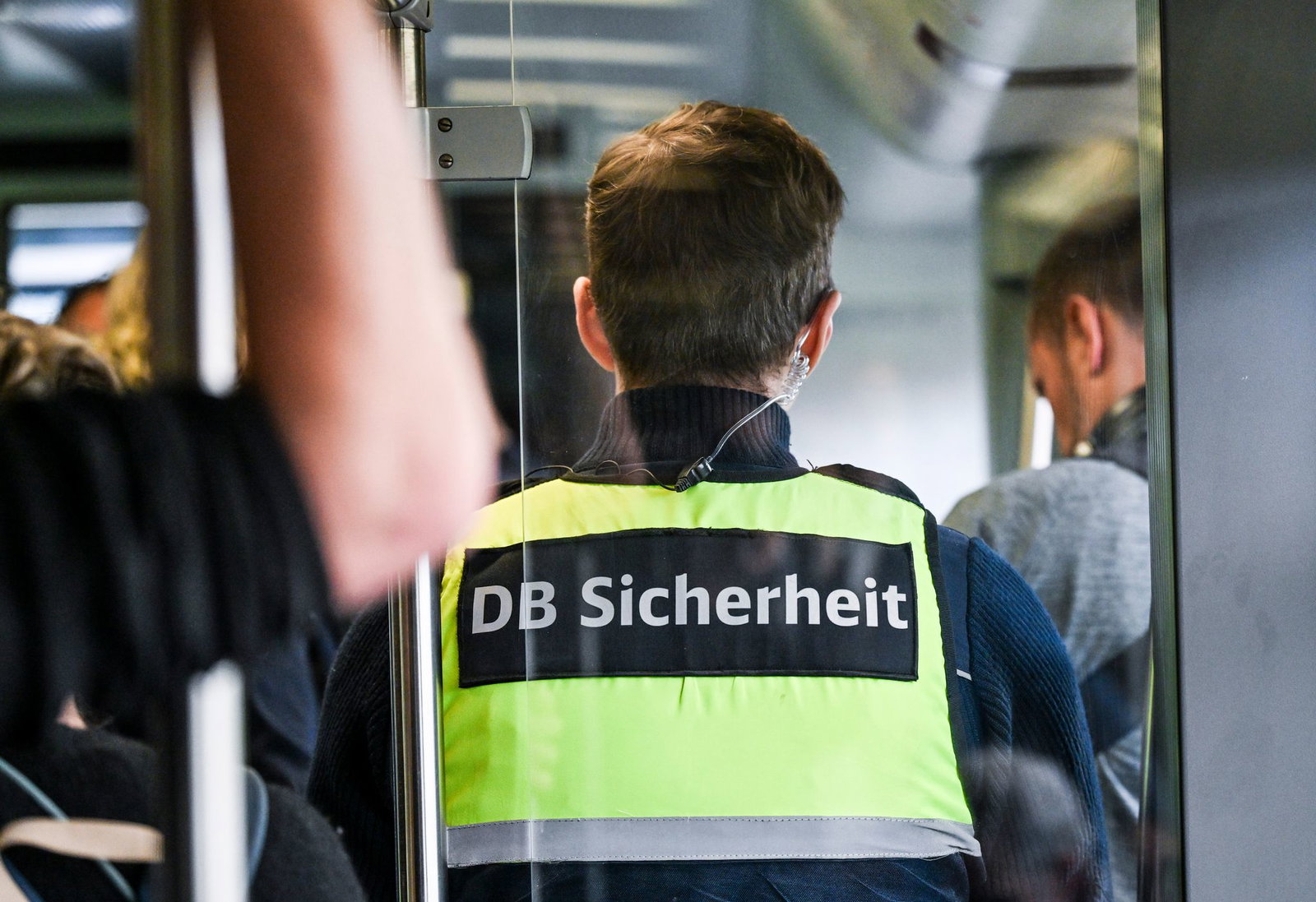 Für viele Bahn-Beschäftigte gehört die Sorge vor Gewalt inzwischen zum Arbeitsalltag. (Symbolbild)