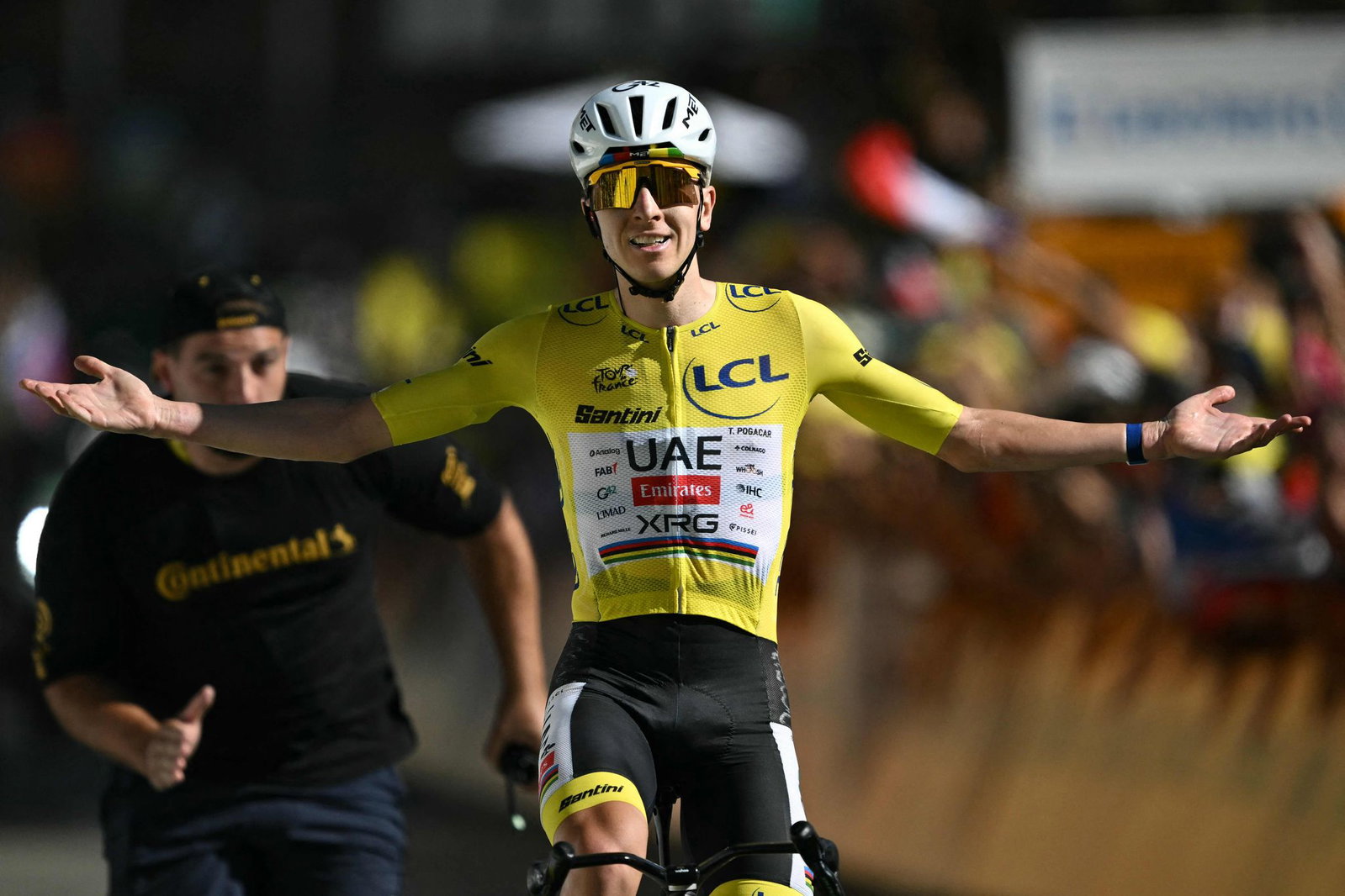 Tadej Pogacar triumphiert in Alpe d'Huez. 