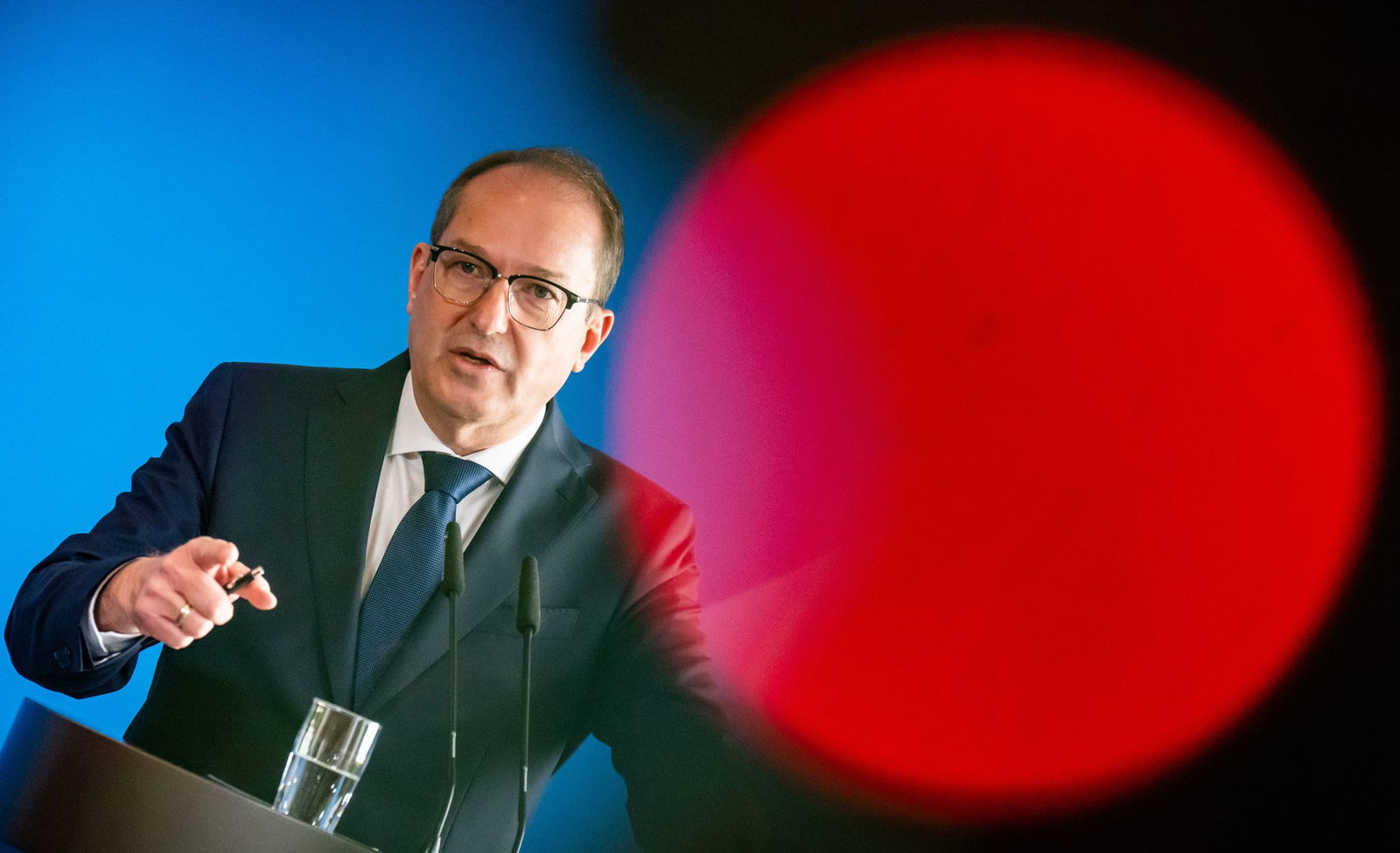 Innenminister Dobrindt hatte den Verein wenige Tage nach Amtsantritt verboten. (Archivbild)