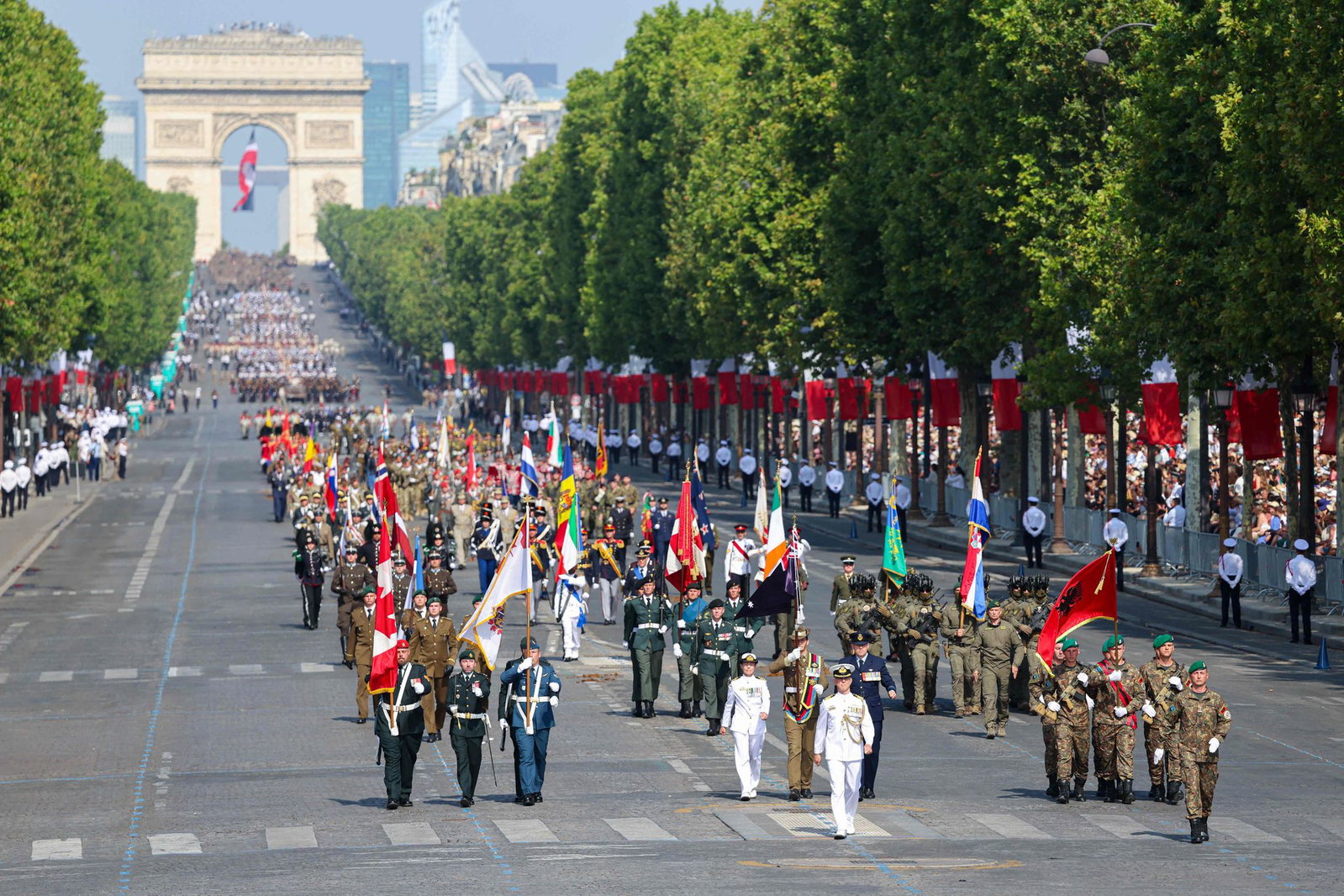 Soldaten aus Partnerstaaten der Koalition der Willigen haben die Militärparade zum französischen Nationalfeiertag in Paris angeführt.