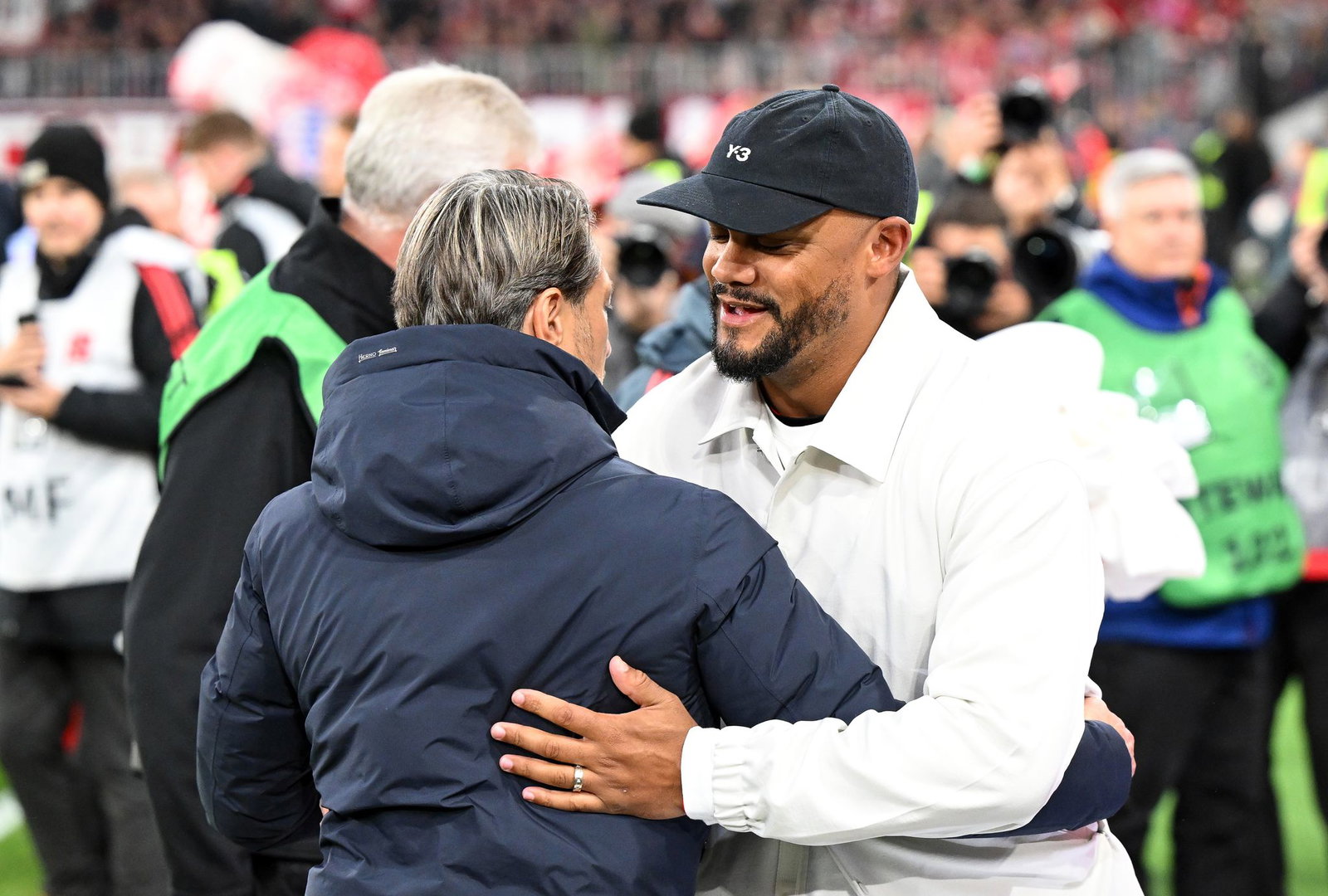 Wiedersehen beim Supercup und dann am achten Spieltag: Bayern-Coach Vincent Kompany (r) und sein BVB-Kollege Niko Kovac. (Archivbild)
