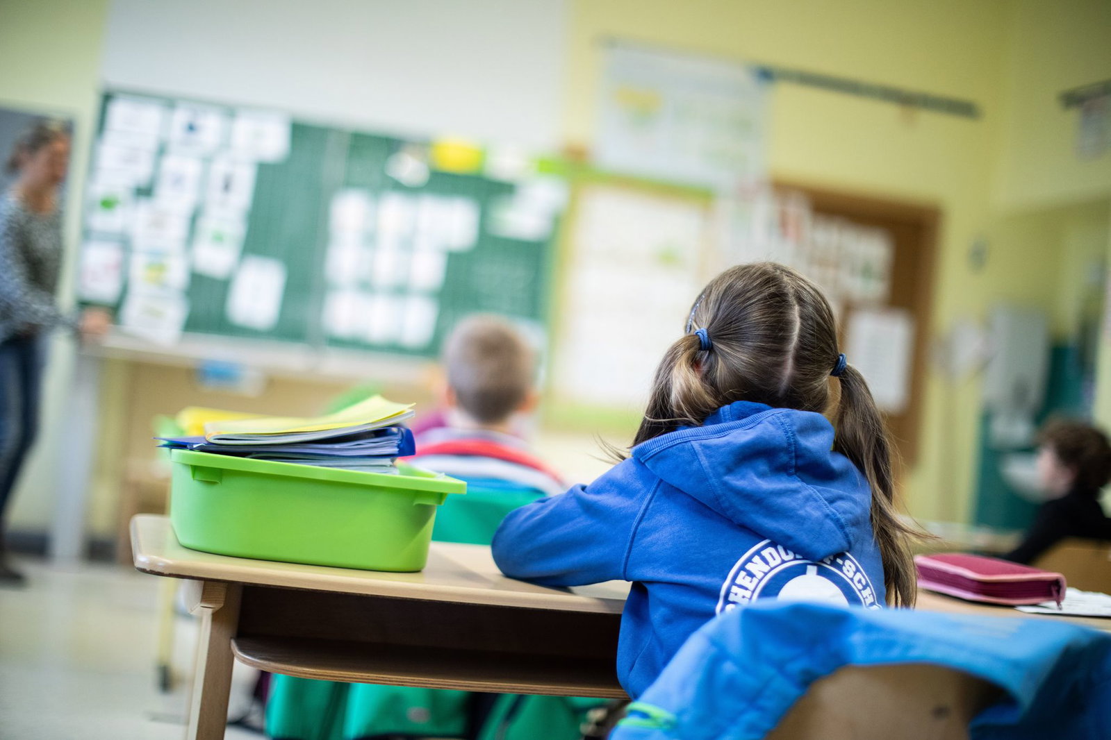 Pädagogische Fachkräfte unterstützen die Grundschulkinder. (Archivbild)