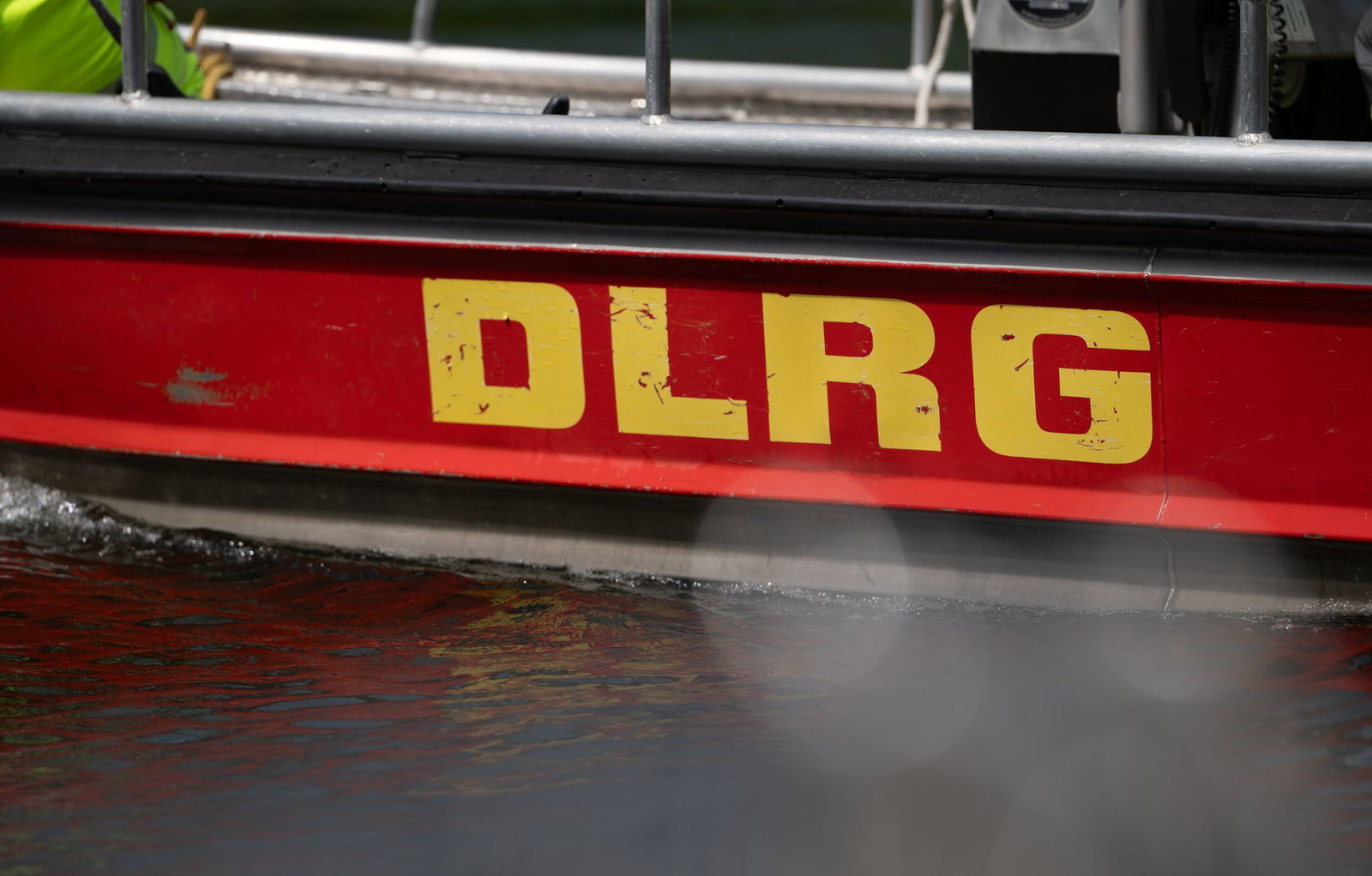 Bislang verlief die Suche am Flückigersee in Freiburg ergebnislos. (Symbolbild)