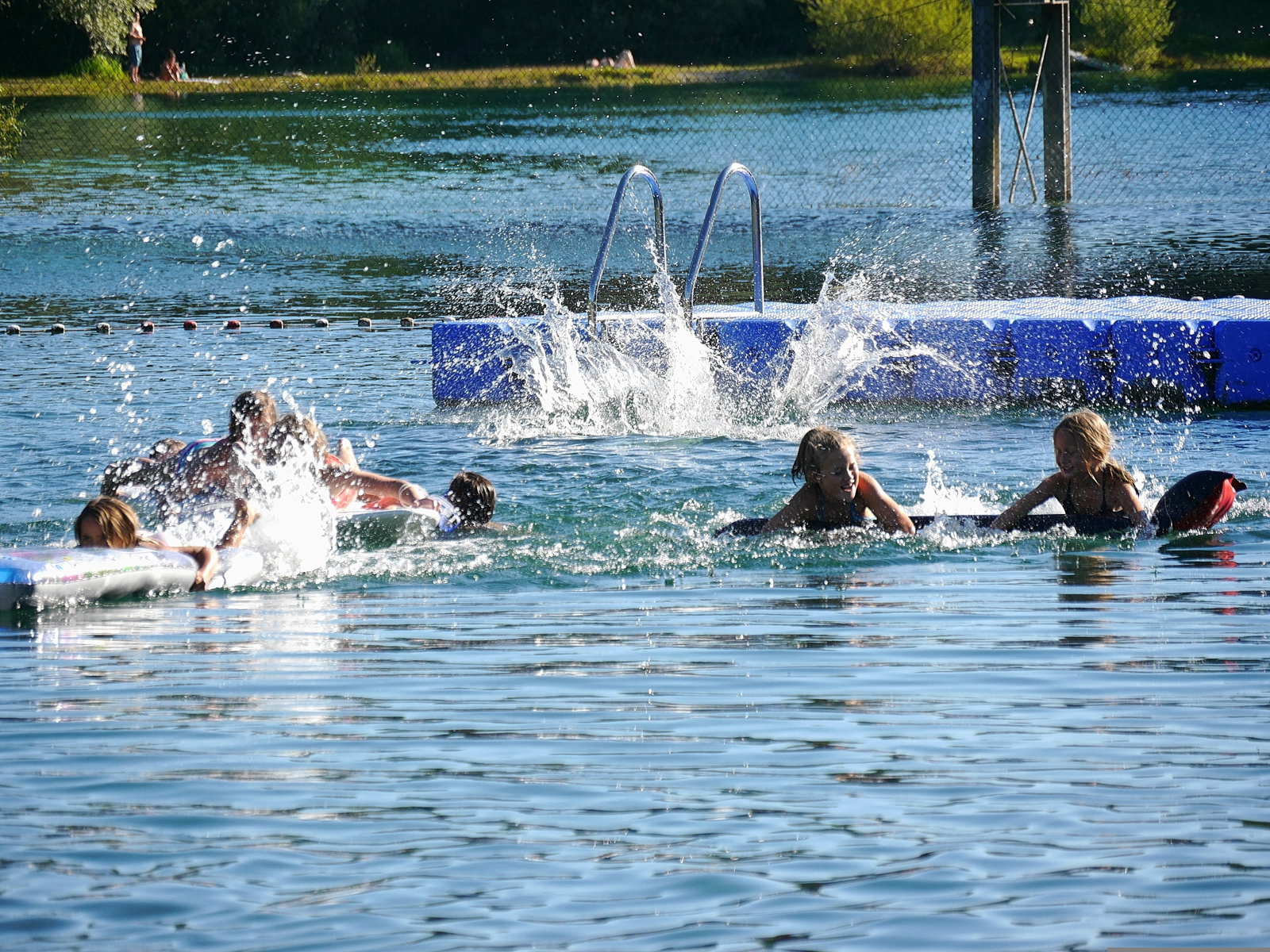 Kinder planschen in Badesee