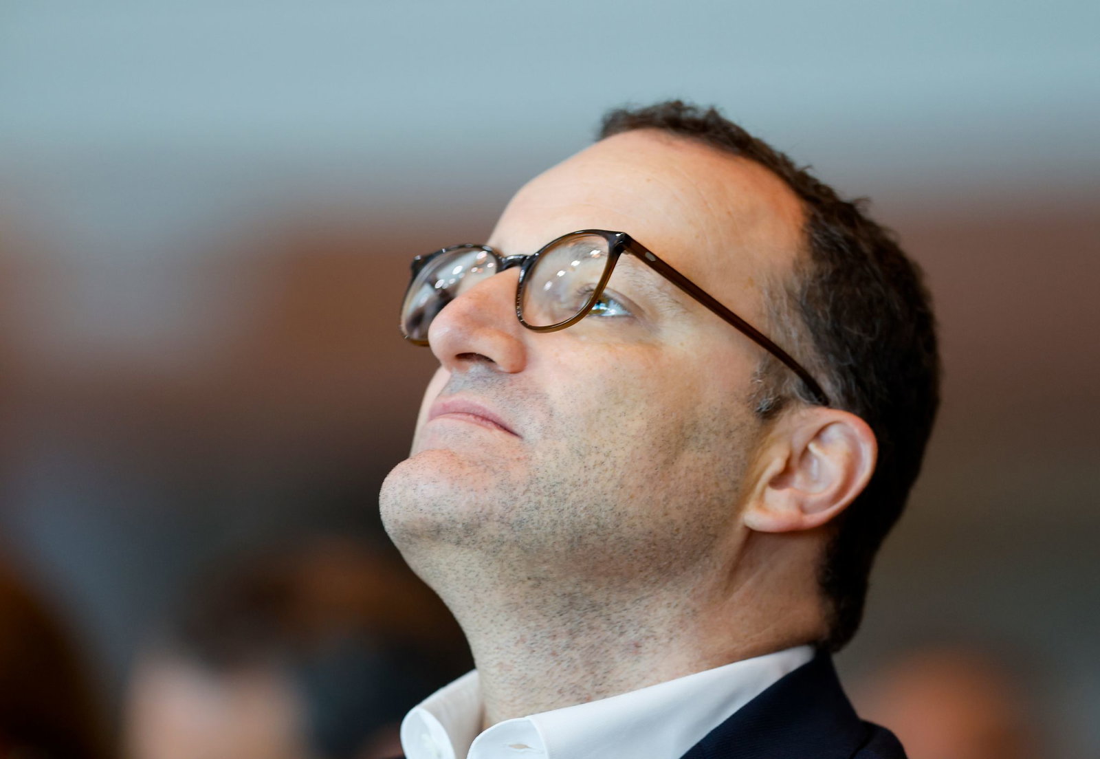 Unionsfraktionschef Jens Spahn gerät unter Druck, weil er mit seinem Mann mit Hilfe einer Leihmutter Nachwuchs bekam. (Archivbild)