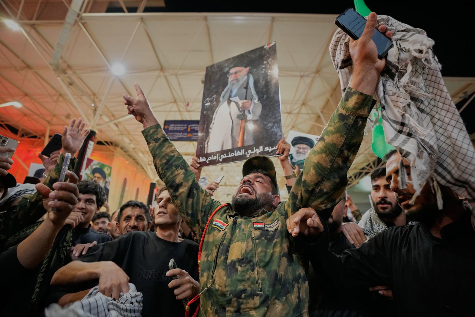 Menschen im Iran trauern um Chamenei. 