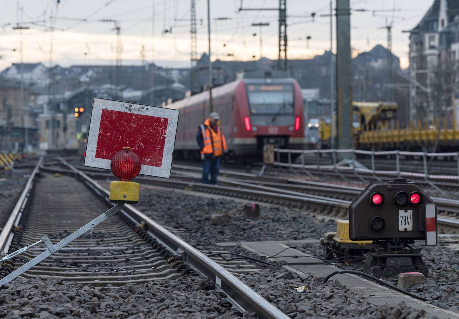 Die DB verspricht: «Fahrgäste kommen trotz großem Bauvolumen mit Zügen und Ersatzangeboten ans Ziel». (Symbolbild)
