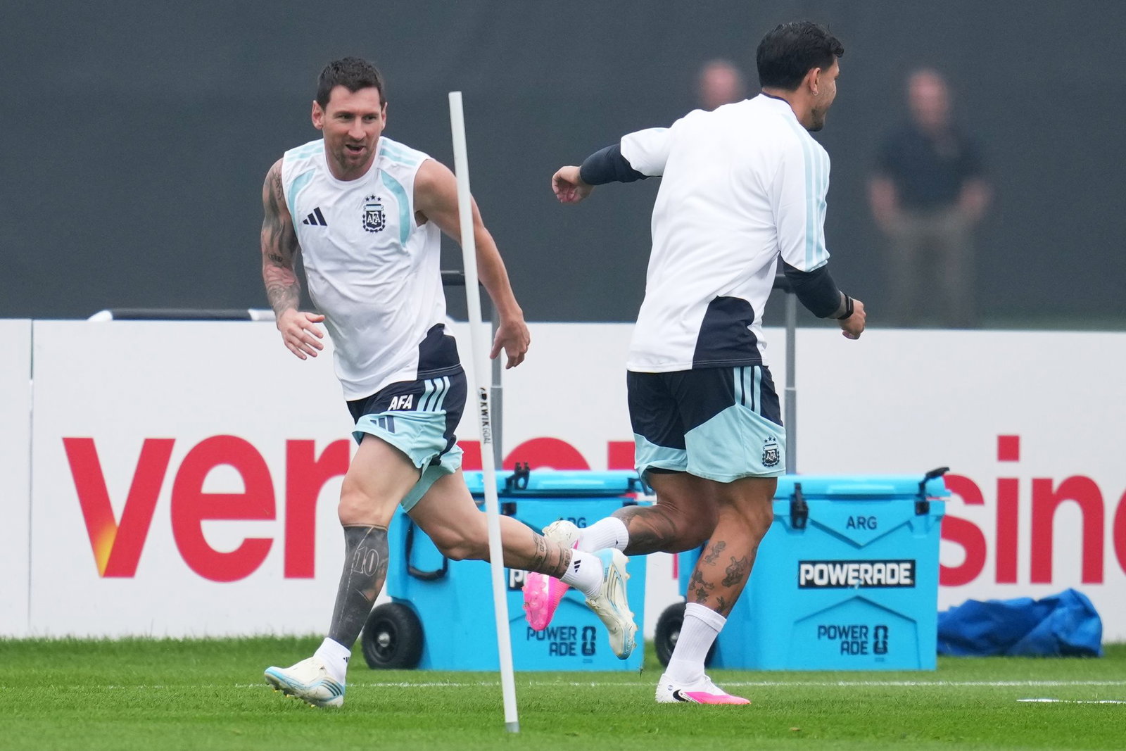 Lionel Messi konnte das Abschlusstraining mit seinen Kollegen absolvieren - Spanien sagte die letzte Einheit wegen des Gewitters ab.