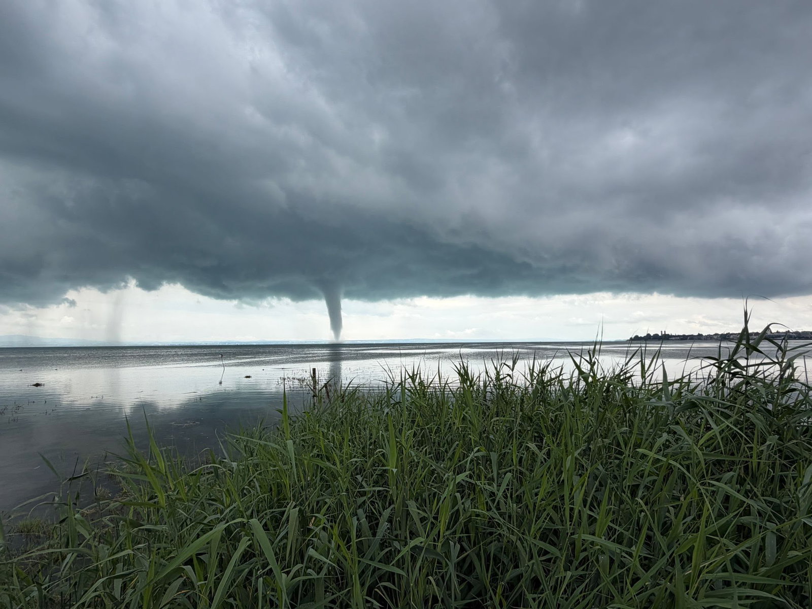 In dem Tornado, der rund 15 Minuten auftrat, bildeten sich Geschwindigkeiten von schätzungsweise 100 bis 150 Kilometern pro Stunde, wie der DWD mitteilte.