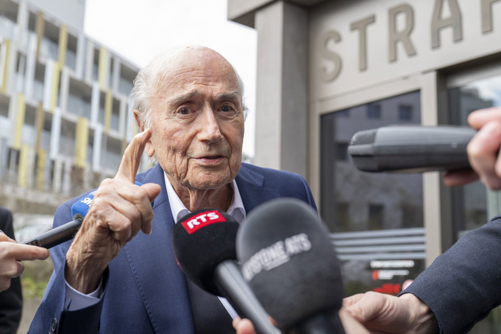 Der frühere FIFA-Chef Joseph Blatter kritisiert die Verbindung zwischen seinem Nachfolger Gianni Infantino und US-Präsident Donald Trump. (Archivbild)