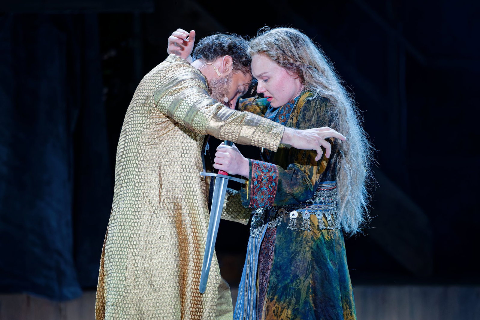 Vinzenz Wagner als Siegfried und Maria Dragus als Kriemhild sind sich nur in Träumen nah. (Archivbild)