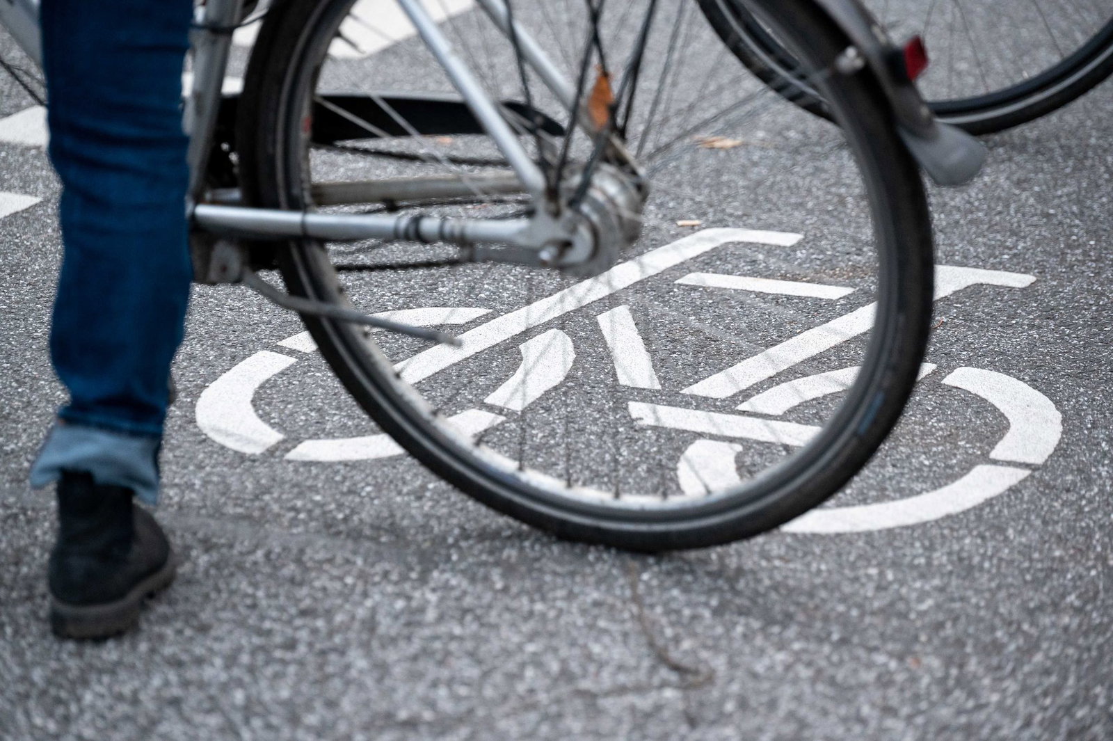 Die Polizei sucht nach dem unbekannten Radfahrer mit Pistole. (Symbolbild)