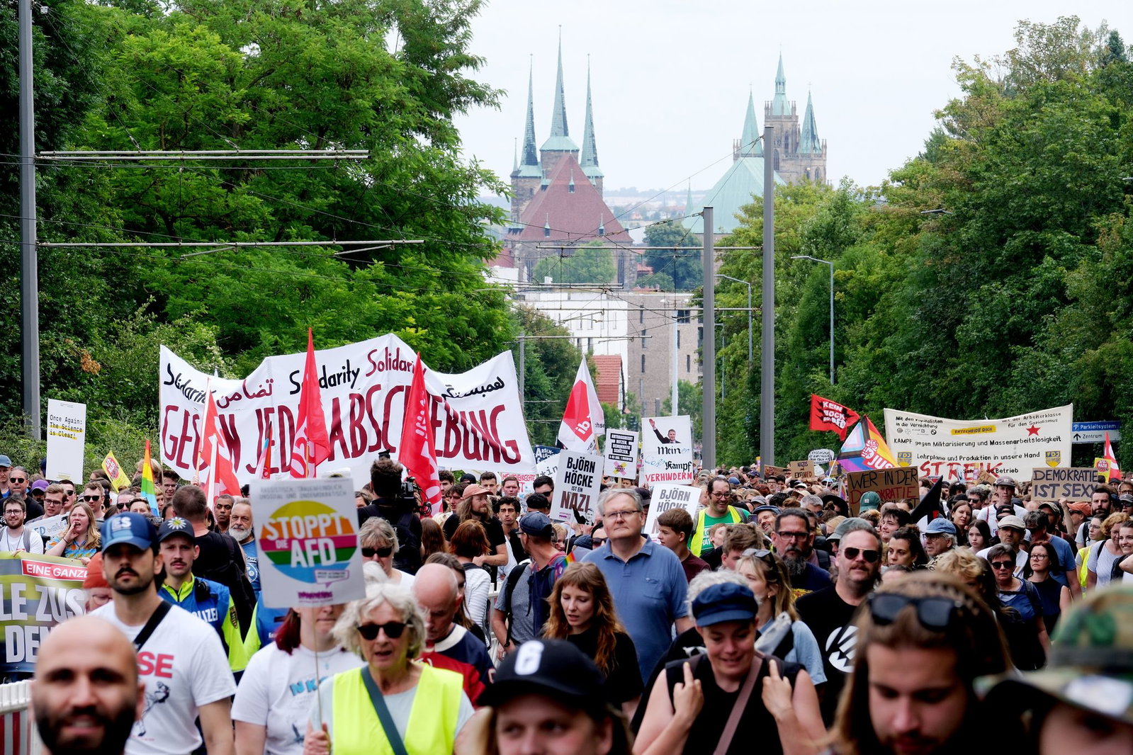 Zehntausende sind in Erfurt auf der Straße, um gegen den AfD-Bundesparteitag zu demonstrieren.