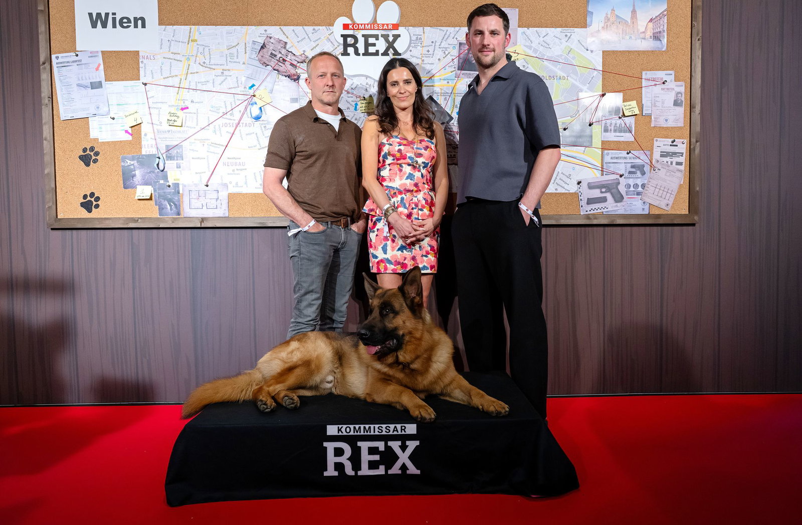 Schäferhund und Schauspielstars - von links nach rechts: Maximilian Brückner, Doris Golpashin und Ferdinand Seebacher aus der Serie «Kommissar Rex». (Archivbild)