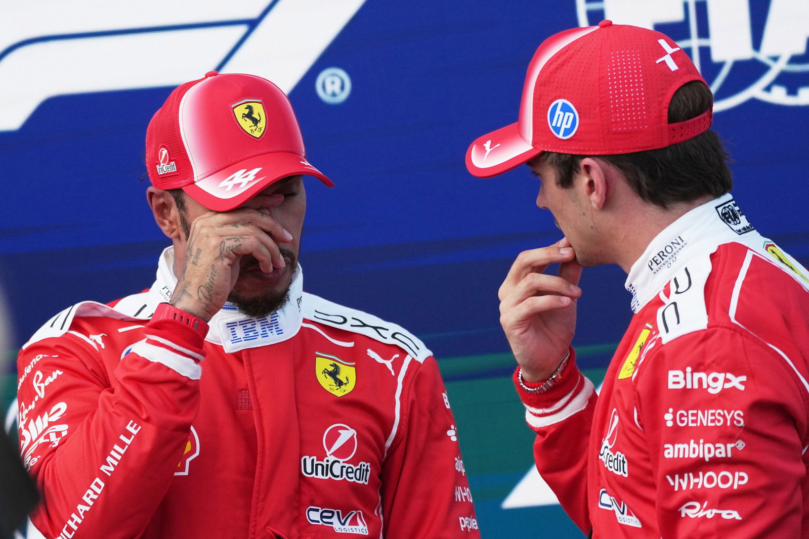Lewis Hamilton (l) und Charles Leclerc sind mit ihrem Abschneiden nicht zufrieden.