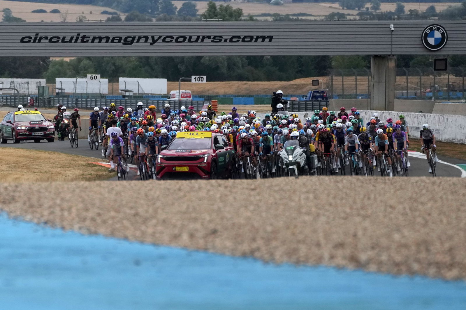 Der Start erfolgte auf der Rennstrecke in Magny-Cours.
