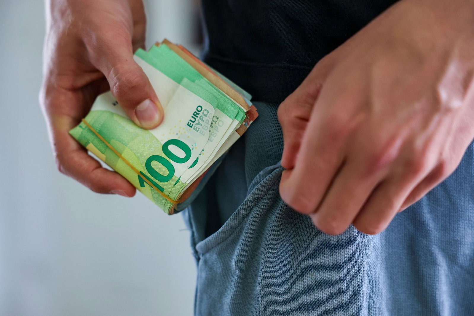 Ein Mitarbeiter des Landesamts für Soziales steht im Verdacht, viel Geld auf sein eigenes Konto umgeleitet zu haben. (Illustration)
