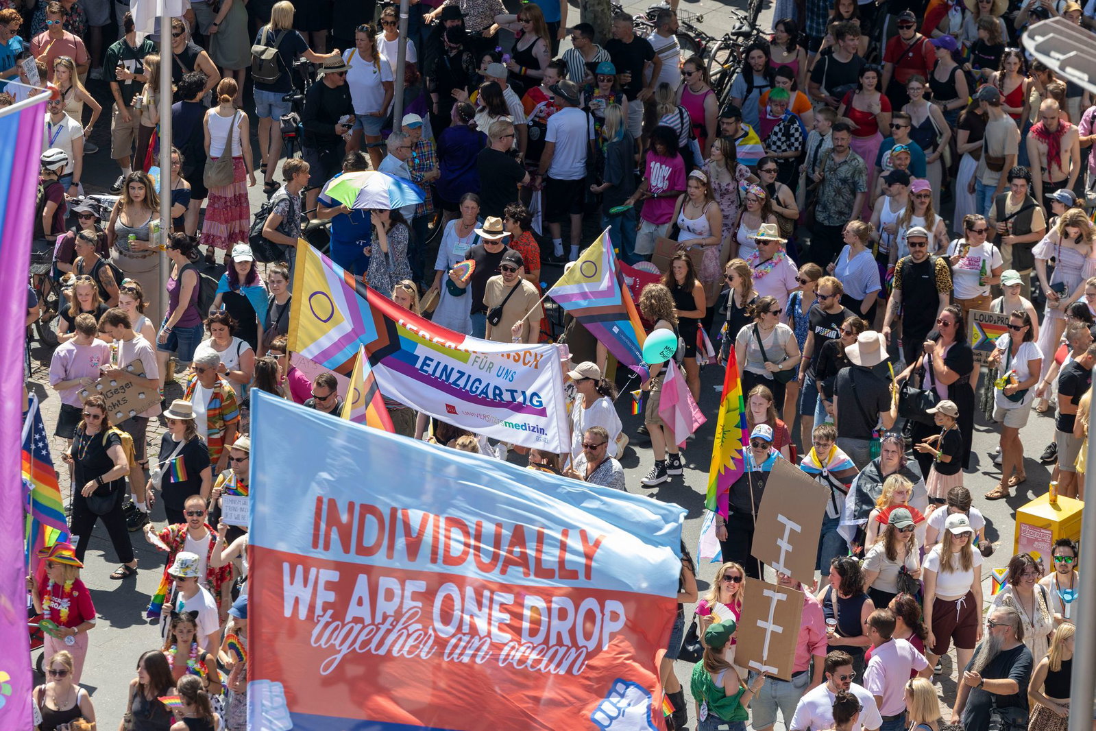 Seit 13.00 Uhr läuft die Demonstration in Mainz anlässlich des Christopher Street Days (CSD) unter dem Motto «Vielfalt leben – Demokratie verteidigen – Menschenrechte sichern».
