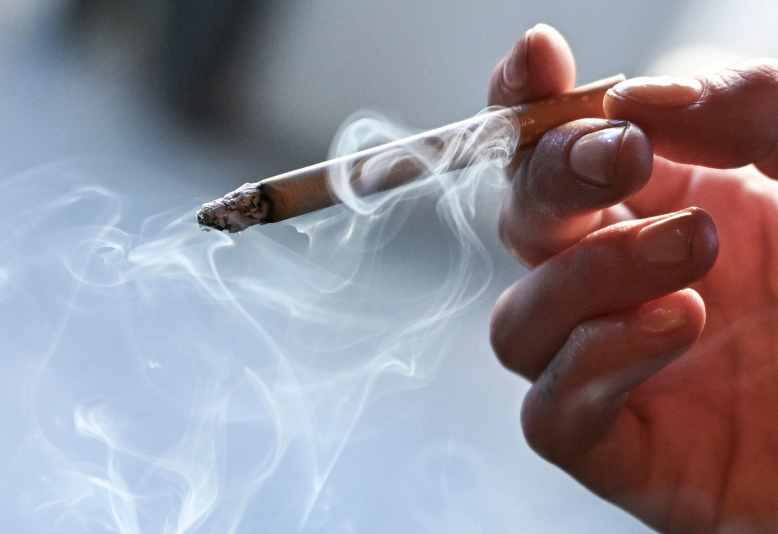  Die Tabaksteuern in Deutschland sollen deutlich steigen, wodurch sich die Preise für Zigaretten erheblich erhöhen würden. 