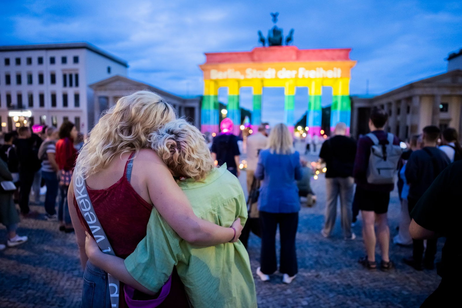 Das Brandenburger Tor wurde nach dem Anschlag in Regenbogenfarben angestrahlt.