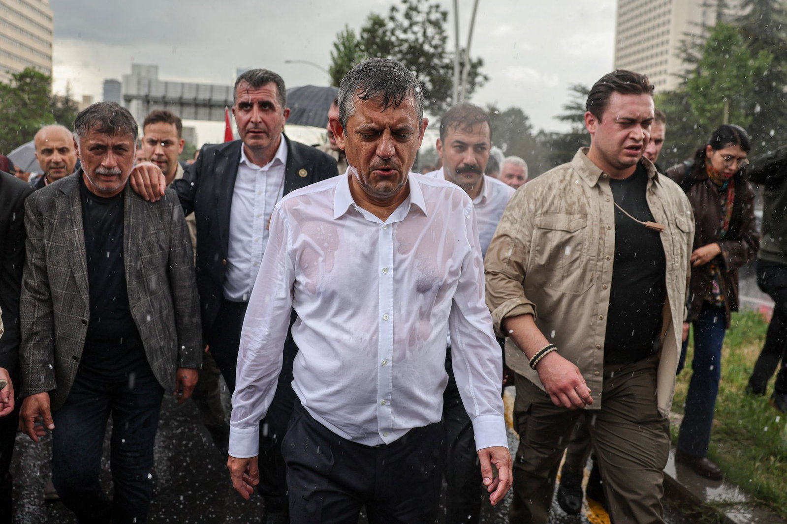 Özel führt im strömenden Regen einen Protestmarsch an. (Archivbild)